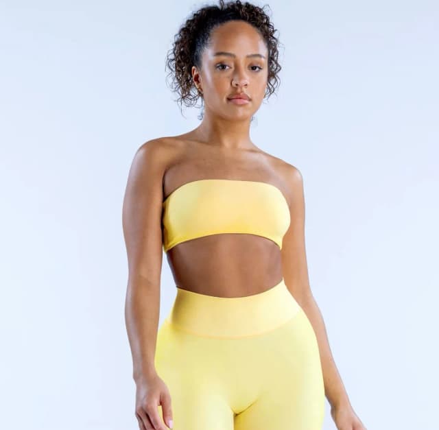 Top Deportivo Strapless con Espalda Cruzada - Look Minimalista