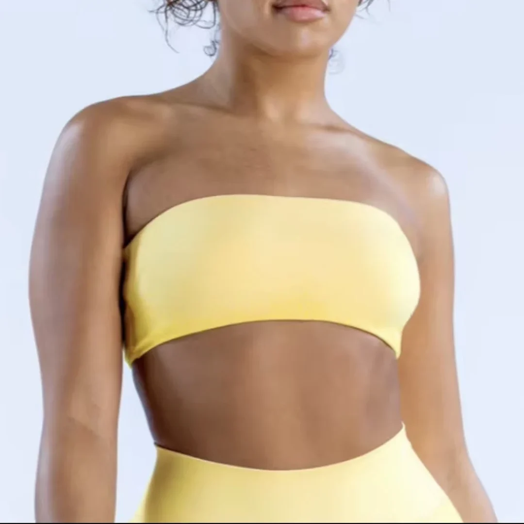 Top Deportivo Strapless con Espalda Cruzada - Look Minimalista