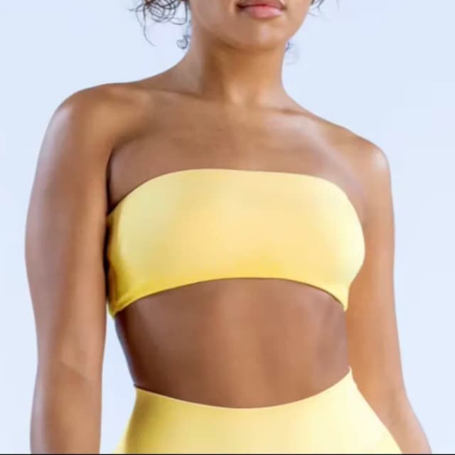 Top Deportivo Strapless con Espalda Cruzada - Look Minimalista